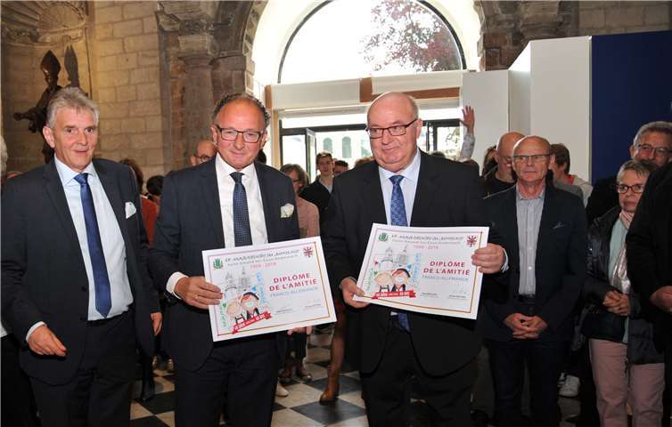 Im großen Turm des ehemaligen Klosters stand die große Zeremonie anlässlich der 60-jährigen Partnerschaft zwischen St. Amand-les-Eaux und Andernach auf dem Programm. Der französische Bürgermeister Alain Bocquet (rechts), Andernachs Oberbürgermeister Achim Hütten (Mitte) und Bürgermeister Claus Peitz präsentieren die Freundschafts-Zertifikate, die die hervorragenden Beziehungen der beiden Städte weiter untermauern. Fotos: Stadt Andernach/Maurer