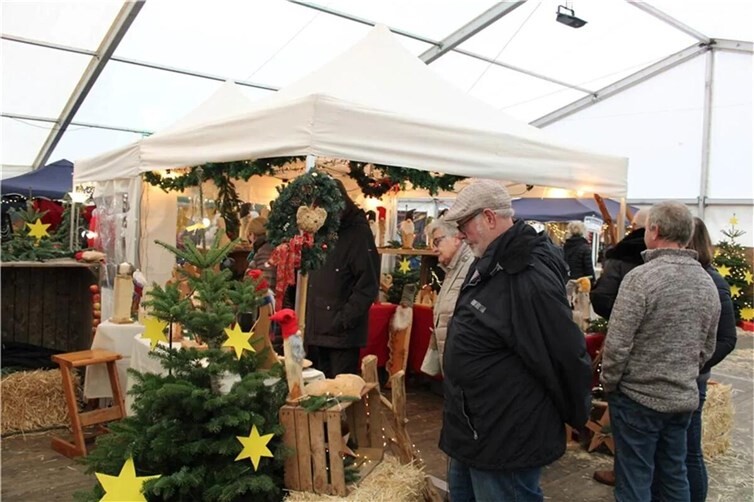 Im großen Weihnachts- und Märchenzelt auf dem Kirchplatz präsentieren Kunsthandwerker und Aussteller ihre liebevoll gefertigten Produkte.