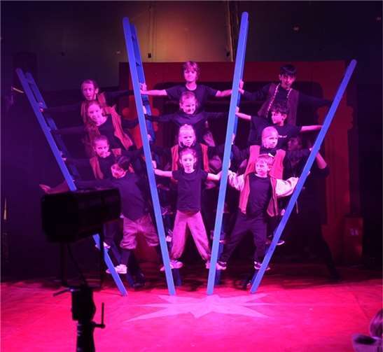 Im großen Zirkuszelt neben der Waldschule zeigten die Schüler ihr Können. Eine Woche lang hatten sie mit dem Team des Zirkus Zappzarap geübt und konnten schließlich ihren Familien eine tolle Show präsentieren.  Quelle: Waldschule