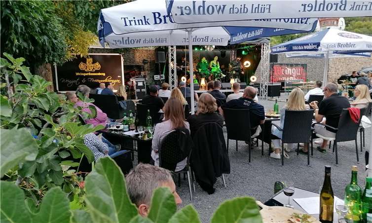 Im grünen Weingarten des Weinguts Sonnenberg lockt die Weinbühne mit Livemusik.Foto: Veranstalter