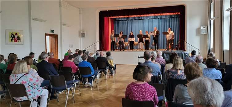 Im gut besetzten Antoniussaal zollten die begeisterten Zuhörer für melancholische Liebeslieder, heitere polyphone Musik, aber auch populäre Titel der Beatles oder von Elvis sowie Jazz-Standards reichen Beifall.  Quelle: Herz-Jesu-Haus Kühr