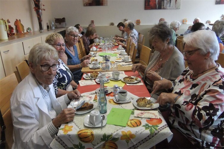 Im herbstlich dekorierten AWO-Freizeittreff am Bärenplatz ließen sich die Gäste den frisch zubereiteten Zwiebelkuchen und Federweißen und roten Rauscher eines heimischen Winzers schmecken. Foto: U.Bahles-Graben