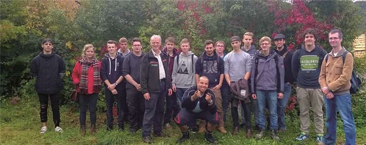 Im herbstlich gefärbten Wald bei Mayschoß erkundeten die "Nachwuchsholzwürmer" "live" ihren Grundwerkstoff zusammen mit Förster Andreas Zedler. privat