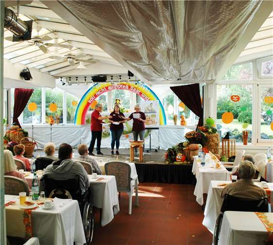 Im herbstlich geschmückten Saal feierten die Maranatha-Bewohner ihr Erntedankfest. Foto: BL