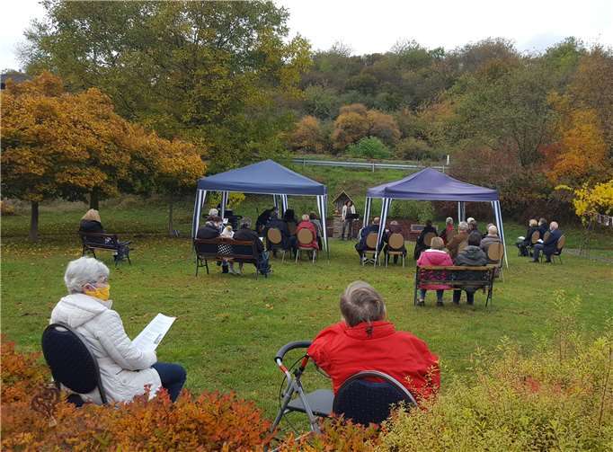 Im herbstlichen Park der Villa Romantica fand ein wunderbares Zusammenkommen und Gedenken statt. Foto: Seniorenzentrum Villa Romantica