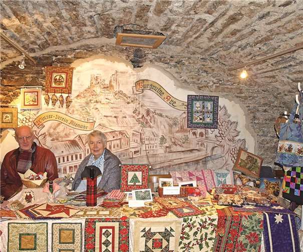 Im historischen Gewölbekeller der Winzergenossenschaft laden die Freunde des Kunsthandwerks zum Herbstmarkt.