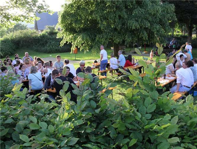 Im ideal gelegenen Park neben der Vinxtbachhalle trafen sich rund 90 Personen zum Helfergrillen der KG Jeckige Globistere Waldorf. WK