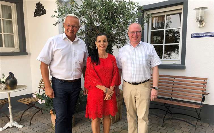 Im idyllischen Innenhof des komplett sanierten ehemaligen Bauernhofes im Bruchhausener Innerort (v.l.n.r.): Landrat Achim Hallerbach, „Wunderschön“-Geschäftsführerin Kerstin Henn und Ortsbürgermeister Markus Fischer.