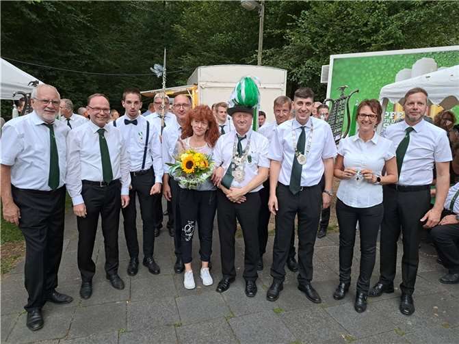 Im idyllischen Maßbachtal wurde der von Rainer Müller prächtig hergerichtet Königsvogel mit der großkalibrigen Vogelbüchse stark zerpflügt. Foto: privat