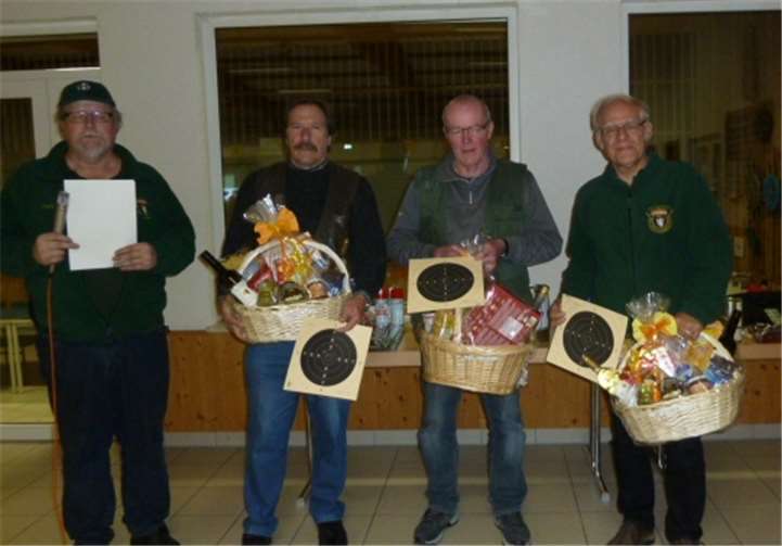 Im internationalen Großkaliberschießen setzten sich (v. re.) Ulrich Eckhard Günter Daub und Hans Krechel an die Spitze.