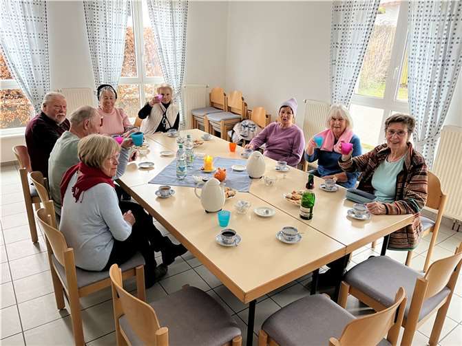 Im katholischen Pfarrheim stieß man auf das Neue Jahr 2024 an.  Foto: Olad Wulf