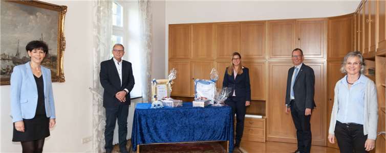 Im kleinen Kreis dankt Geschäftsführer Peter Jansen (2.v.r) den Jubilaren Heinrich Krebsbach (2.v.l.) und Anja Jungbluth (M.) für ihre Treue zum Unternehmen. Mit Gesellschafterin Alexandra Bardjasteh (l.) und Vertreterin des Betriebsrats Ursula Lindener (r.). Foto: privat