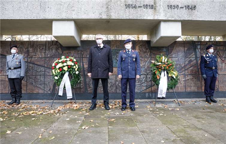 Im kleinen Kreis fand die Gedenkfeier zum Volkstrauertag statt. Foto: Betriebszentrum IT-System der Bundeswehr