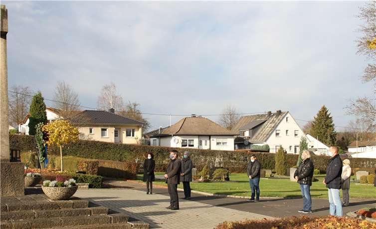 Im kleinen Kreis wurde der Volkstrauertag begangen. Fotos: Norbert Schwickert