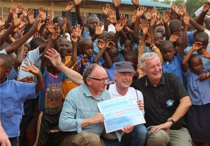 Im kommenden Jahr wird es dann sicherlich in Rutsiro/Ruanda eine ähnlich spektakuläre Schuleröffnung geben, wie Hans Peter Röhrig diese beim Ruanda-Besuch in diesem Frühjahr miterleben durfte.