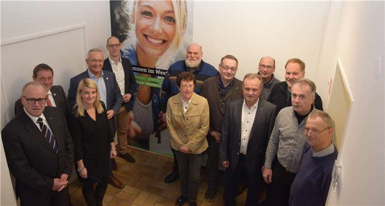 Im konstruktiven Dialog zur Verbesserung der Situation der Landwirtschaft in der Region Westerwald:(v.l.n.r.): Dr. Peter Endres, Landrat Altenkirchen Achim Schwickert, Landrat Westerwald, Sandra Köster, Vorständin Wir Westerwälder, Achim Hallerbach, Landrat Neuwied, Markus Mille, Bauern- und Winzerverband Rheinland-Nassau e.V. Geschäftsführer der Bezirksgeschäftsstelle Altenkirchen, Neuwied, Dr. Gudrun Oppitz Kreisverwaltung Altenkirchen, Abteilungsleiterin Veterinärwesen und Landwirtschaft ,Ulrich Schreiber, Kreisvorsitzender Neuwied, Josef Schwan, Kreisvorsitzender Altenkirchen, Jürgen Dönges, Kreisverwaltung Westerwald, Referatsleitung Agrarförderung, Thomas Ecker, Kreisverwaltung Neuwied, Untere Landwirtschaftsbehörde, Matthias Müller, Kreisvorsitzender Altenkirchen, Rainer Zeuner, Kreisverwaltung Altenkirchen Abteilung Veterinärwesen und Landwirtschaft , Wolfram Blecha, Kreisverwaltung Westerwald, Abteilungsleiter Umweltschutz, Lebensmittelsicherheit, Landwirtschaft und Veterinärwesen (Aufnahme v. 5. März). Foto: Wir Westerwälder