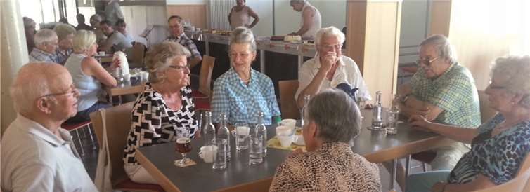 Im kühlen Flur des Bürgerhauses saßen die Nachbarn beieinander.privat