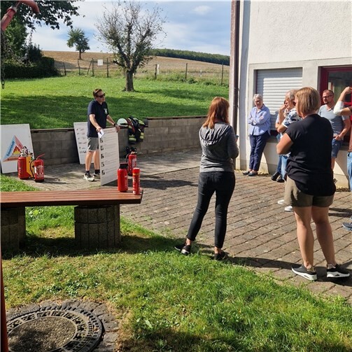 Im kurzen Theorieteil wurde unter anderem auf die verschiedenen Gefahren im Haushalt eingegangen und die Teilnehmer konnten von Ihren eigenen Erfahrungen und Erlebnissen mit dem Thema Feuer berichten - da kamen doch schon ein paar Punkte zusammen! Fotos: Stefan Fisker