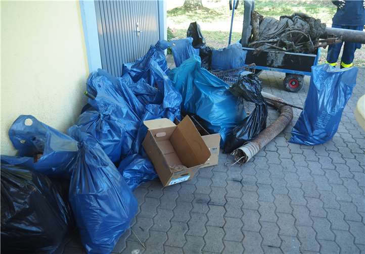Im letzten Jahr haben die Freiwilligen beim RhineCleanUp viele Säcke mit Müll gefüllt.Foto: Stadt Bendorf