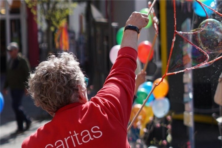 Im letzten Jahr konnte man neben anderen vielfältigen Angeboten Riesenseifenblasen machen.