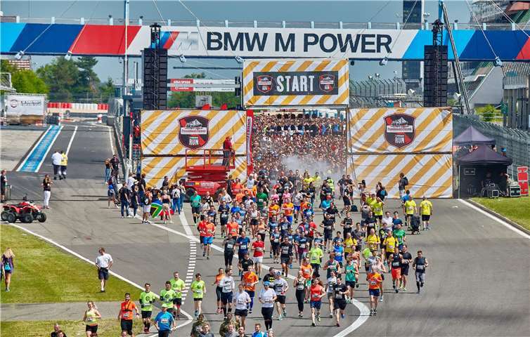Im letzten Jahre waren viele Läufer beim Strong Man Run am Nürburgring dabei.Foto: Robert Kah / imagetrust