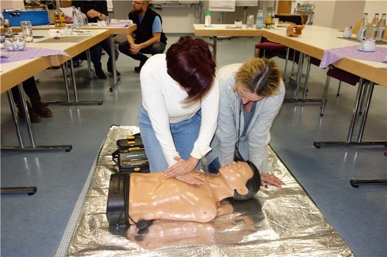 Im letzten Kurs lernten insgesamt elf Mitarbeitende die richtige Herzdruckmassage und Beatmung an einer Puppe. Quelle: Kloster Ebernach