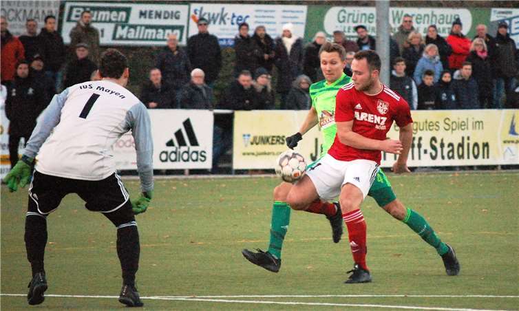 Im letzten Moment kann Tim Krechel vor dem zweifachen Mendiger Torschützen Marcel Berg klären, Schlussmann Kevin Michel muss nicht eingreifen.