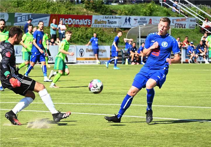 Im letzten Moment kann der Mendiger Schlussmann Robin Rohr vor de, Metternicher Stürmer Tobias Lommer klären. Fotos: SK