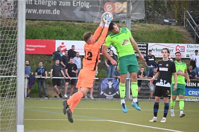 Im letzten Moment pflückt TuS-Torhüter Jonas Bast dem Mendiger Pascal Zimmer den Ball vom Kopf.