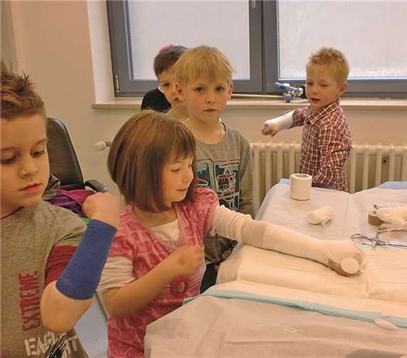 Im letzten Raum bekamen alle Kinder einen Gipsarm oder einen Verband.Privat