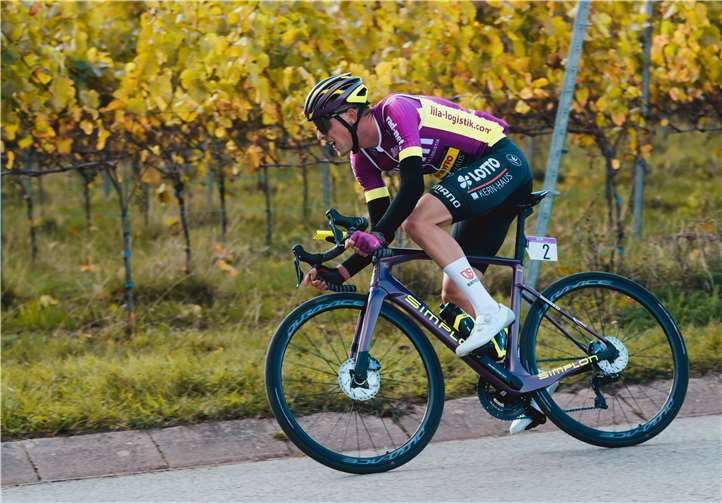 Sieg für Christian Koch bei der Rad-Bundesliga Im letzten Rennen um Ilsfeld-Auenstein sicherte sich Christian Koch durch die Unterstützung seiner Teamkollegen den 4. Platz und damit den Titel. Quelle: Kern-Haus AG