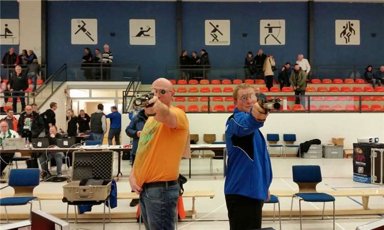 Im letzten Wettkampf schoss Christian Metten (li.) gegen den Olympiasieger der Disziplin Olympische Schnellfeuerpistole und Goldmedaillenträger Christian Reitz.Privat