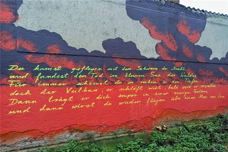 Im linken Teil des Graffitis sind die dargestellten Themen noch einmal textlich wiedergegeben.