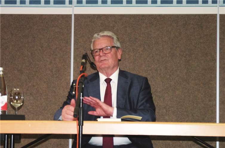 Im lockeren Plauderton berichtete Joachim Gauck über seine Erfahrungen im Umgang mit der Toleranz.