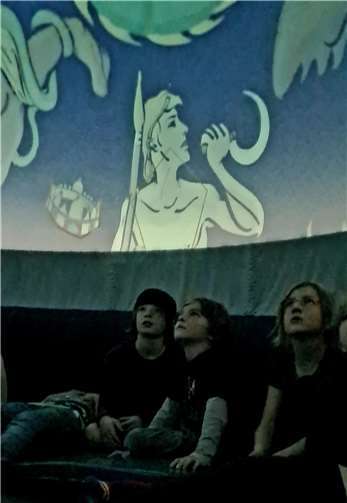 Im mobilen Planetarium. Quelle: Cusanusschule Münstermaifeld
