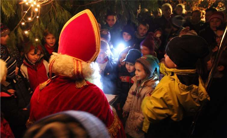 Im nächtlichen Kurpark wird, mit Taschenlampen, der Nikolaus gesucht.Privat