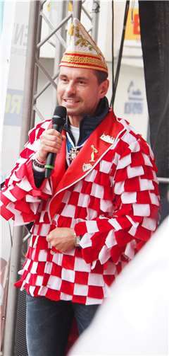 Im närrischen Outfit wandte sich der Oberbürgermeister an die Tollitäten und das jecke Publikum auf dem Münzplatz.