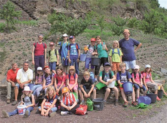 Im neu angelegten Schul-Kräutergarten lernten die Grundschüler noch einige neue Pflanzen kennen. privat