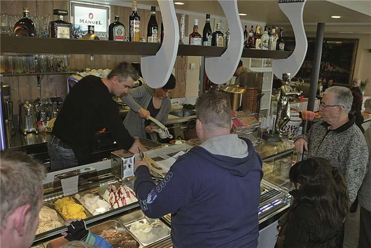 Im neu eröffneten Eiscafé Venezia wird Familie Da Re nun die Gäste mit Eis aus eigener Herstellung verwöhnen. WAMFO.DE