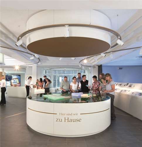 Im neu gestalteten Besucherzentrum wird die Führung beginnen. Krombacher