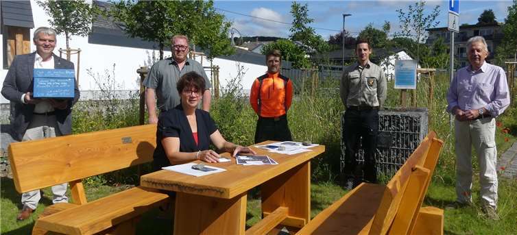 Im neu gestalteten Kaisesescher Ortskern wurde die neue Sitzgruppe neben dem freigelegten Pommerbach eingeweiht. Mit von der Partie, Hedwig Brengmann, Stadtbürgermeister Gerd Weber, die Forstwirte Markus Brengmann und Andreas Nußbaum (Erbauer), sowie Rainer Martini vom unterstützenden Caritasverband.Foto: TE