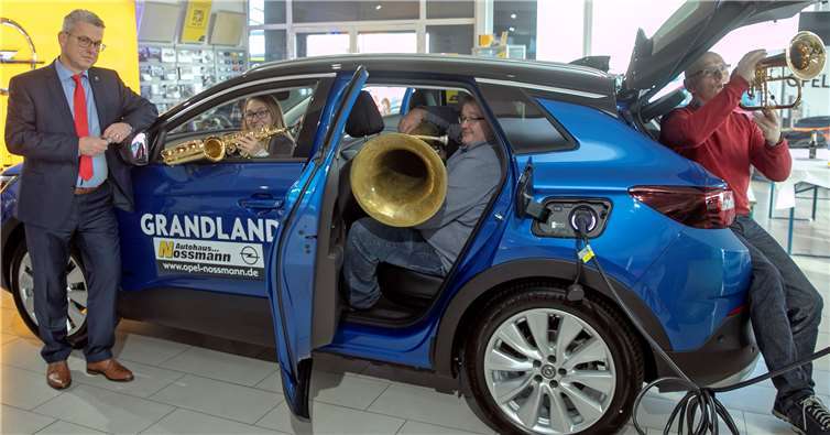 Im neuen Opel Grandland X Hybrid ist Platz genug für eine Musikgruppe. Davon überzeugten sich die Musiker der Original Goldbach-Musikanten beim Angrillen im Autohaus Nossmann in Rheinbach. Fotos: JOST
