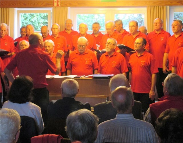 Im neuen Outfit präsentierte sich der „Männerchor Lahnstein“ und begeisterte das Publikum.  Privat