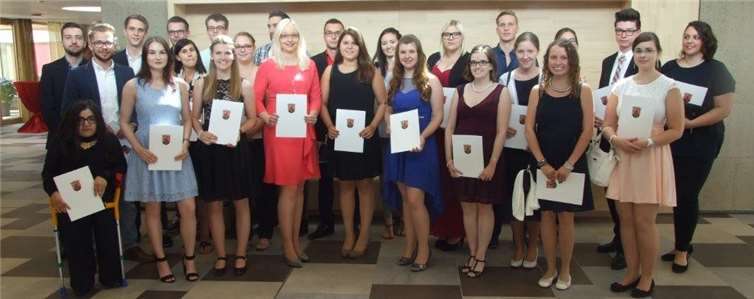 Im neuen Rathaus der Verbandsgemeinde Pellenz fand eine zentrale Abschlussfeier für die Absolventen aus den Landkreisen Mayen-Koblenz, Ahrweiler und Neuwied statt. Insgesamt 26 frischgebackene Verwaltungsfachangestellte konnten ihre Zeugnisse entgegennehmen.  privat