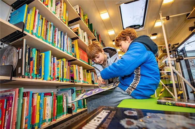 6.000 Bücher werden direkt an die Schulen gebracht Im neuen Schülerbücherbus in Koblenz stehen den Kindern rund 6000 Bücher zur Verfügung, die sie dort ausleihen können.