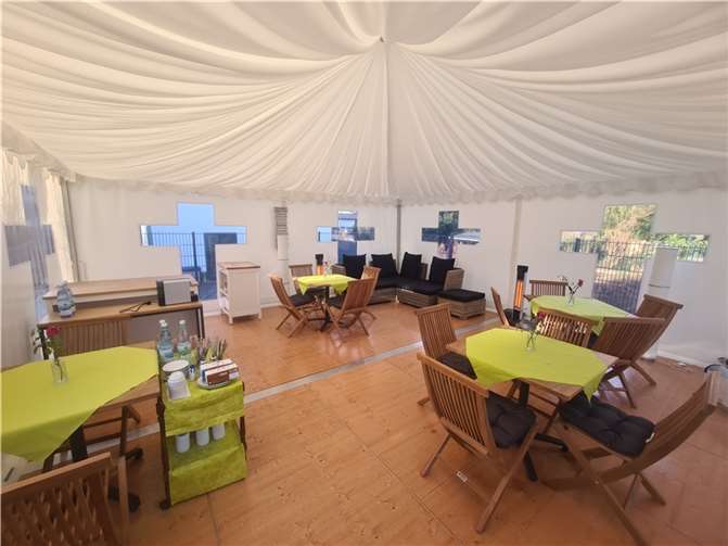 Im neuen Zelt werden unter anderem Mittagstisch oder Kaffee und Kuchen für Jedermann.  Foto: privat