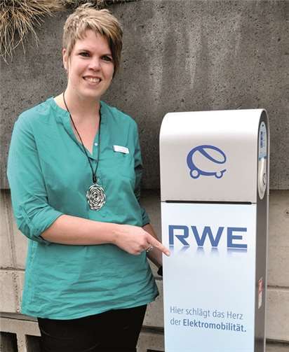 Im neuen auf Mayen gestalteten Outfit - die Stromzapfsäule der RWE an der Stadtverwaltung.