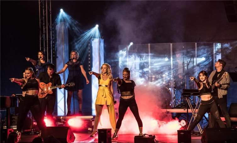 Im neuen röhrig-Newsletter kann man unter anderem Eintrittskarten für zwei Personen für die fantastische „Helene Fischer-Show“ in Lehmen am 15. August gewinnen, wo die röhrig-forum Kulturbühne wieder mit einem Info-Stand mit Event-Verlosung und FLY & HELP-Aktionen dabei ist. Foto: Röhrig