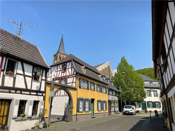 Im nördlich der Ahr gelegenen Ortskern Bad Bodendorfs wird das Straßenbild von Fachwerk bestimmt.