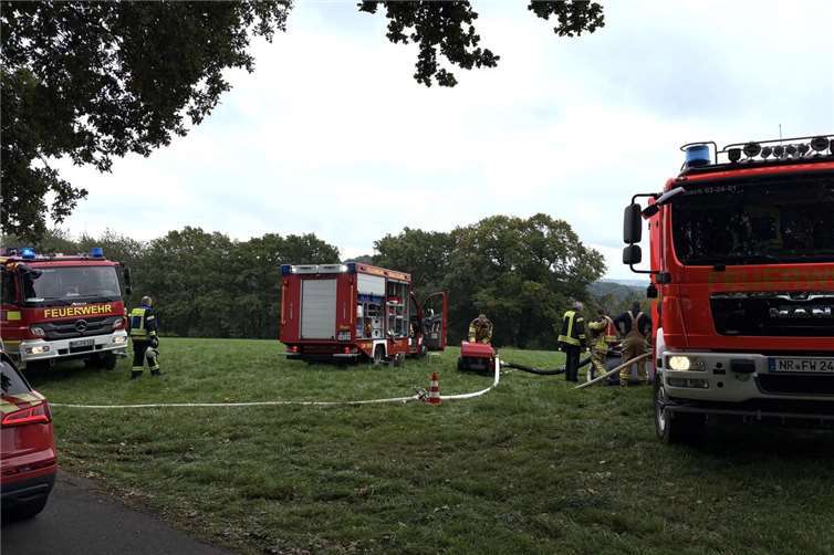 Im oberen Bereich wurde die Wasserversorgung über ein Tanklöschfahrzeug und einen Landwirt mit Güllefass sichergestellt.Fotos: Feuerwehr Asbach